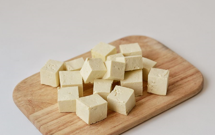 Нарезать маленькими кубиками тофу и добавить к картошке. Все вместе обжарить до готовности.