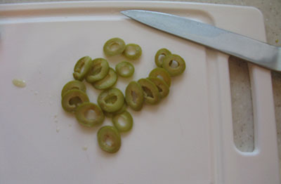 Зеленые оливки нарезаем кольцами