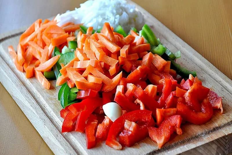 Очистите все овощи и нарежьте маленькими кубиками.