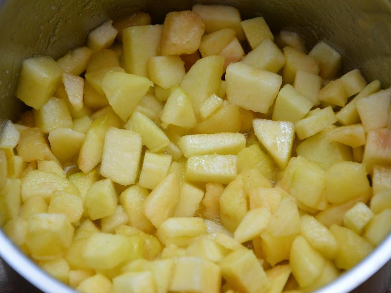 На сковороде растопите масло и мед. Добавьте яблоки, изюм, чернослив. Жарьте минут 5. Добавьте перец чили