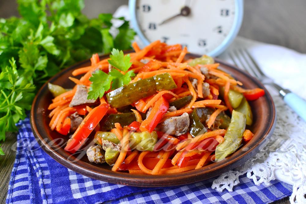 Фирменный рецепт «Формулы еды»: теплый салат с говядиной и морковью по-корейски 