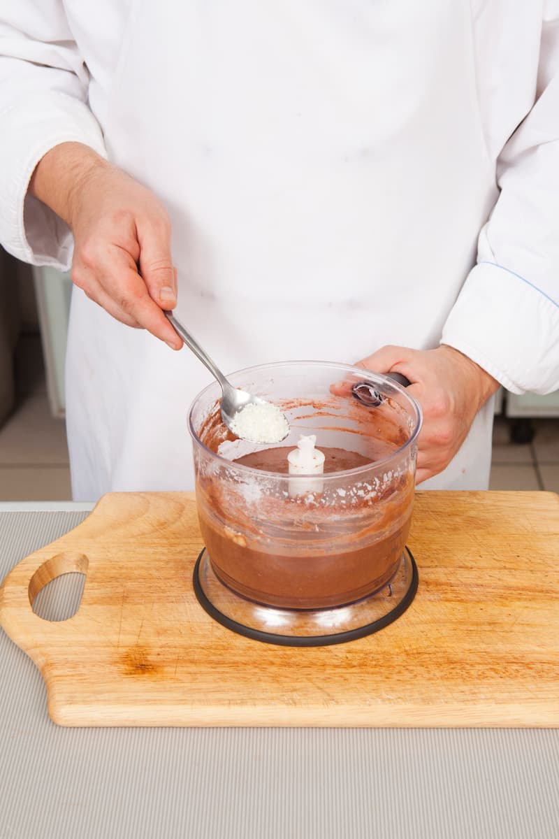 Всыпьте в смузи кокосовую стружку – она добавит напитку дополнительную текстуру – и перемешайте.