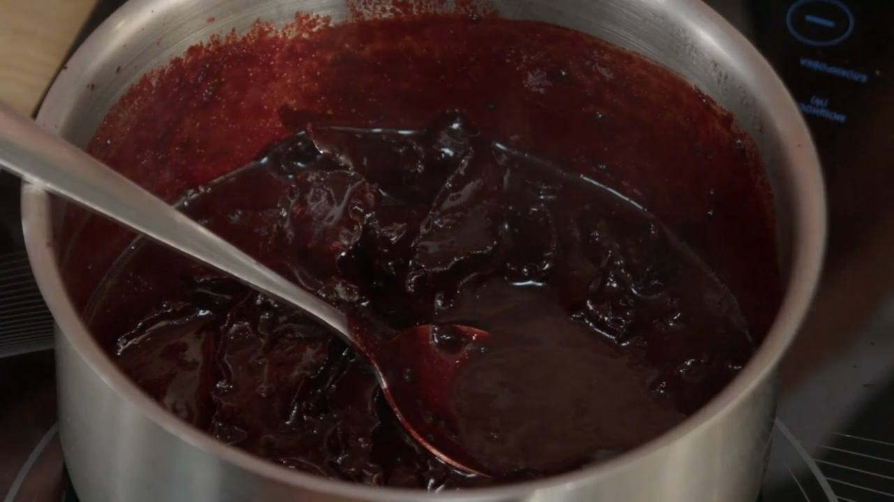 Достаём свекольные кружочки из духовки. Отправляем в кастрюлю вместе со свекольно-ягодным соусом.