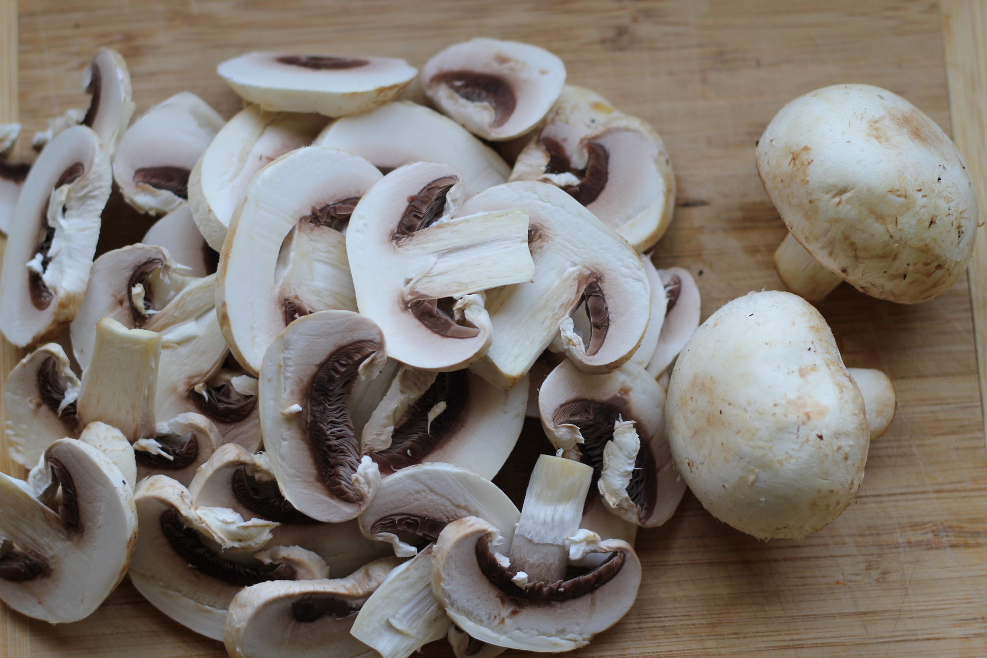 А теперь давайте приготовим грибочки. Обмоем их, нарежем на полоски. Разогреем сковородку, нальем в нее растительного масла и обжарим грибы.