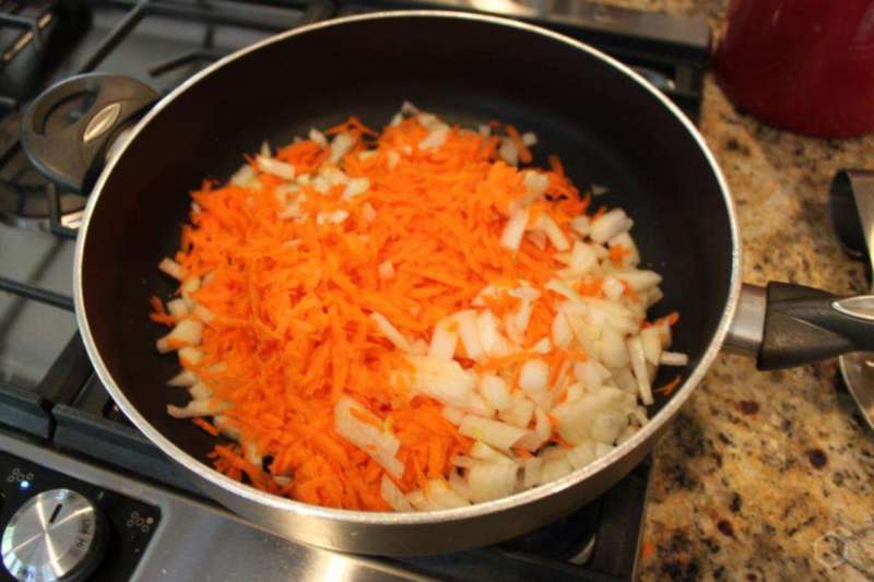 Все это выложить в разогретую сковороду с 2 столовыми ложками растительного масла и обжарить на медленном огне не больше 5 минут.