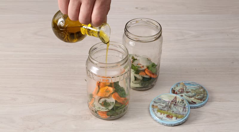 Репчатые луковицы очистите, нарежьте кольцами. Морковь очистите, вымойте и нарежьте кружочками. Укроп и петрушку промойте проточной водой и обсушите. Удалите грубые стебли. Чеснок очистите.