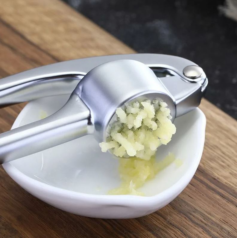 Чеснок пропустите через пресс и добавьте в салатницу. Также добавьте щепотку молотого черного или душистого перца и полейте маслом. На этом этапе можно добавить любимые приправы и специи, такие как сухой базилик, орегано, молотую паприку и т. д.