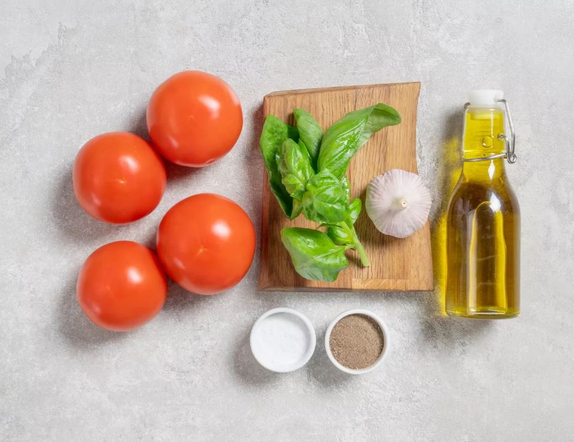 Помойте помидоры и базилик. Очистите чеснок.