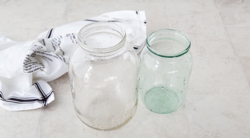 Чтобы приготовить компот из сливы на зиму, хорошо вымойте три трехлитровые банки и металлические крышки к ним. Желательно не использовать агрессивные моющие средства, а применять питьевую соду. Тщательно ополосните банки и крышки.