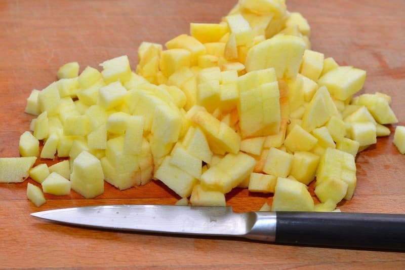 Яблоки помыть, почистить и удалить сердцевину. Нарезать на маленькие кубики.