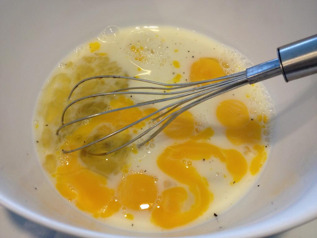 Яйцо взбитое с маслом. Взбитые яйца с молоком. Взбитые яйца для омлета. Перемешивание яиц с молоком в миске. Взбить яйца вилкой.