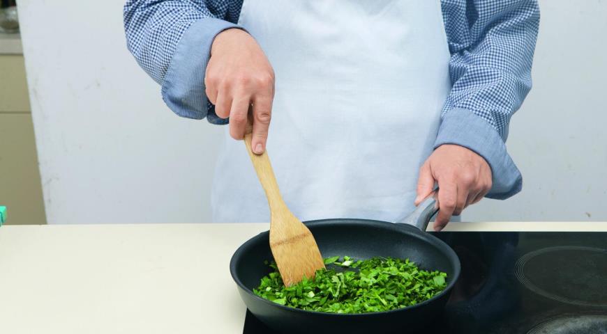 Для начинки у зелени удалите жесткие стебли и мелко порубите листочки. Тонко нарежьте зеленый лук. Разогрейте в сковороде немного сливочного масла и обжарьте в нем зелень и лук на слабом огне, 3–4 мин. Снимите с огня, посолите и поперчите.