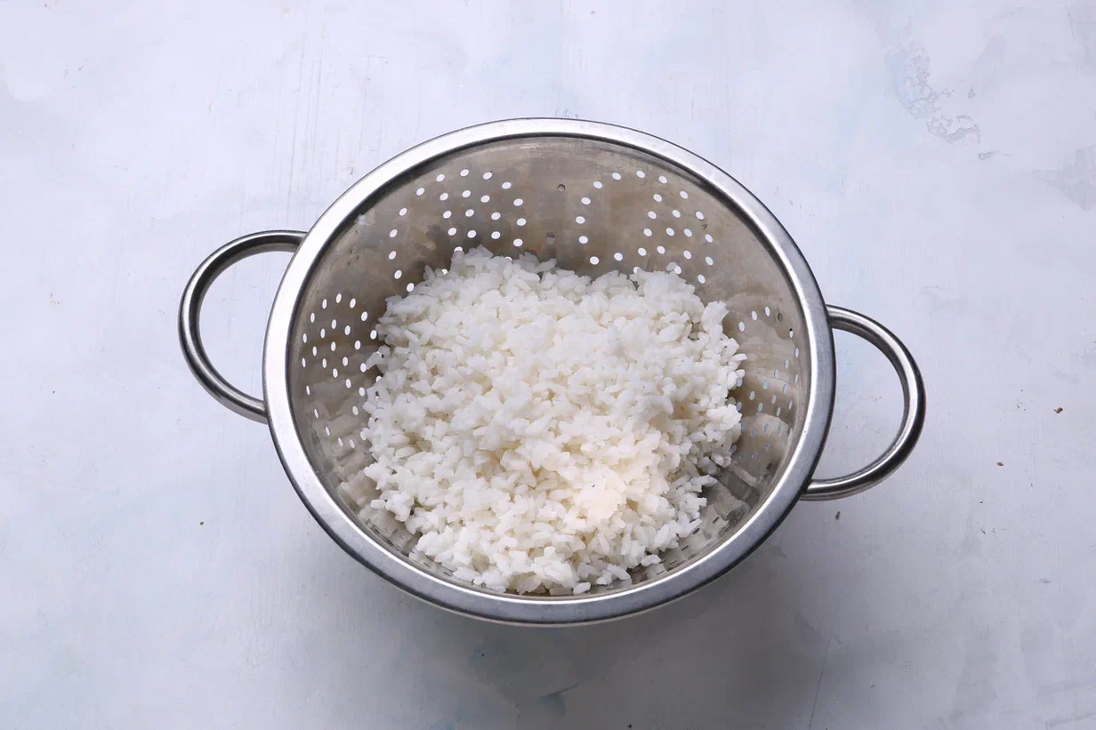 Приготовьте фарш. Сначала сварите рис. Для этого в кастрюле доведите до кипения воду и добавьте немного соли. Всыпьте рис. Варите 5 минут после повторного закипания. Откиньте на сито.