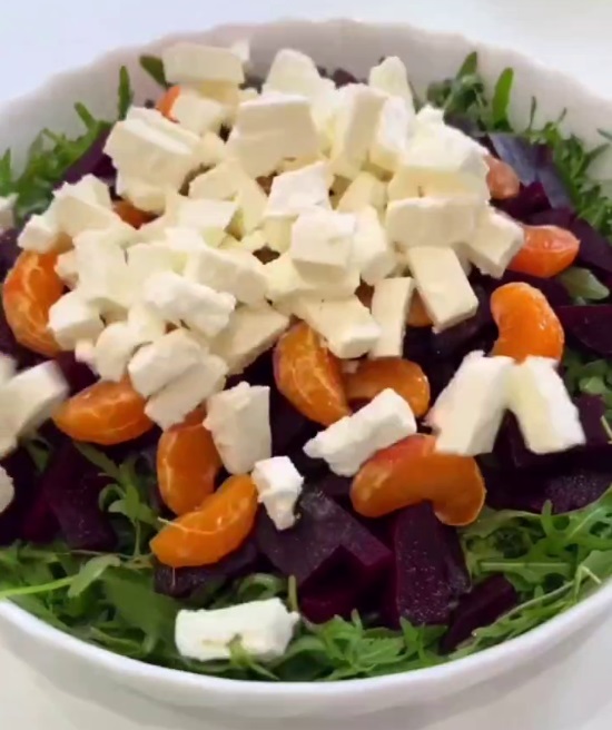 Сверху посыпать кубиками сыра фета.