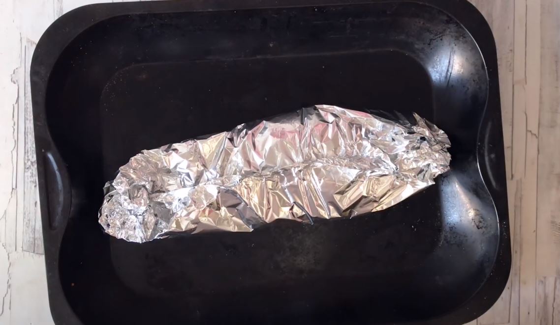 Завернуть рыбу в фольгу, при этом стараясь, чтобы верхняя часть фольги не касалась рыбы. Поставить в духовку при 190 градусах на 20 минут. Затем раскрыть фольгу и оставить в духовке еще на 10–15 минут до появления хрустящей румяной корочки. 