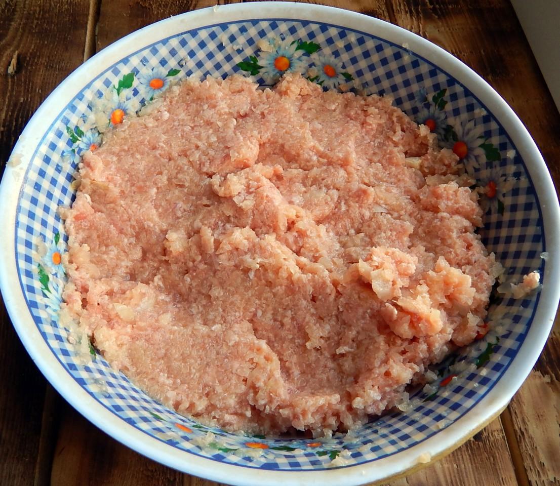 Соединить мясо, картофель, молоко, растопленное масло и 2 желтка. Посолить и перемешать. 