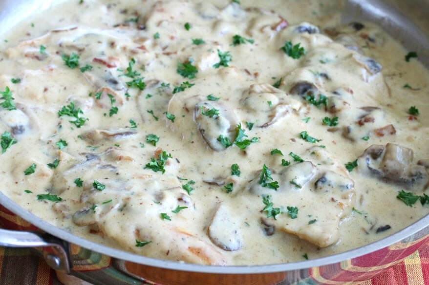 Добавляем соль, специи и укроп с петрушкой по вкусу. Затем добавляем копченую (или гриль) грудку и снимаем с огня.