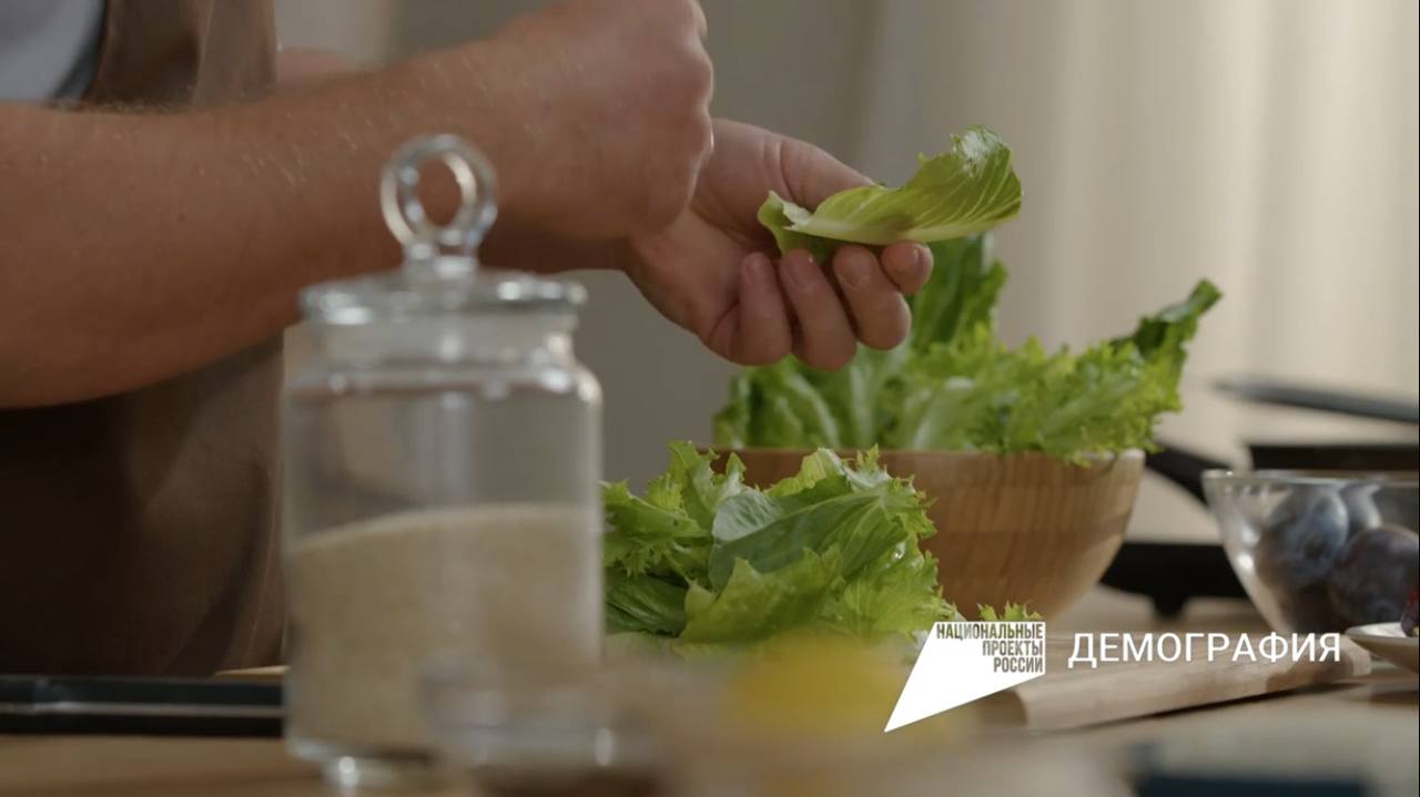 Берем микс любых салатных листьев и рвем их хаотично руками (без применения ножа). Выкладываем на тарелку салатные листья и сверху сливу.