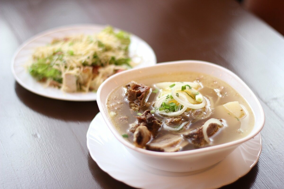 В конце добавляются лавровый лист, зелень и мелконарезанный репчатый лук.