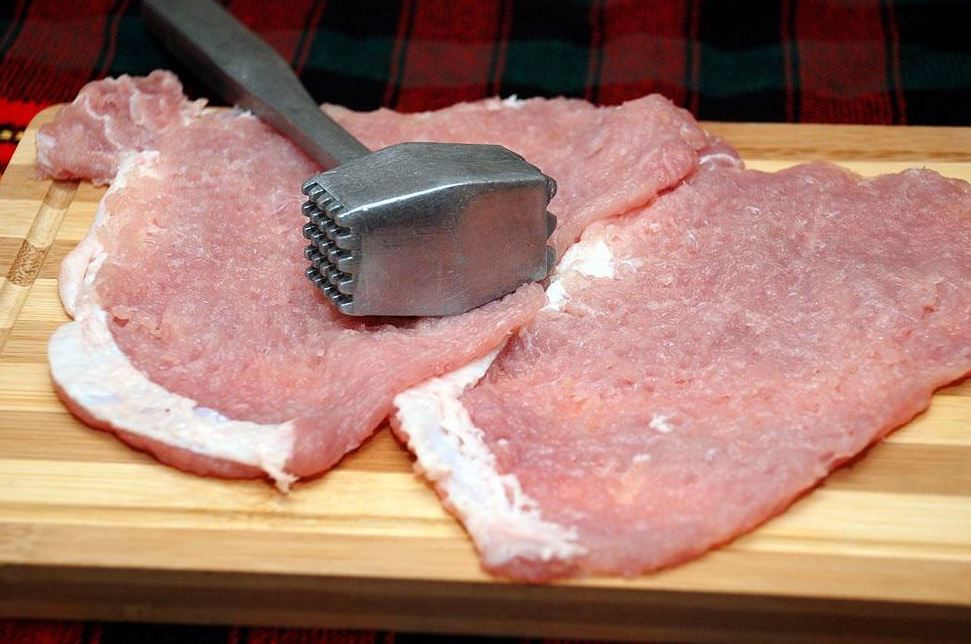 Свинину нарезаем на стейки и отбиваем с помощью молотка, чтобы она была мягкой, затем жарим на сковороде на сильном огне, предварительно посолив и поперчив мясо. Мясо должно подрумяниться, но внутри оно может оставаться еще сырым. Для приготовления мяса м