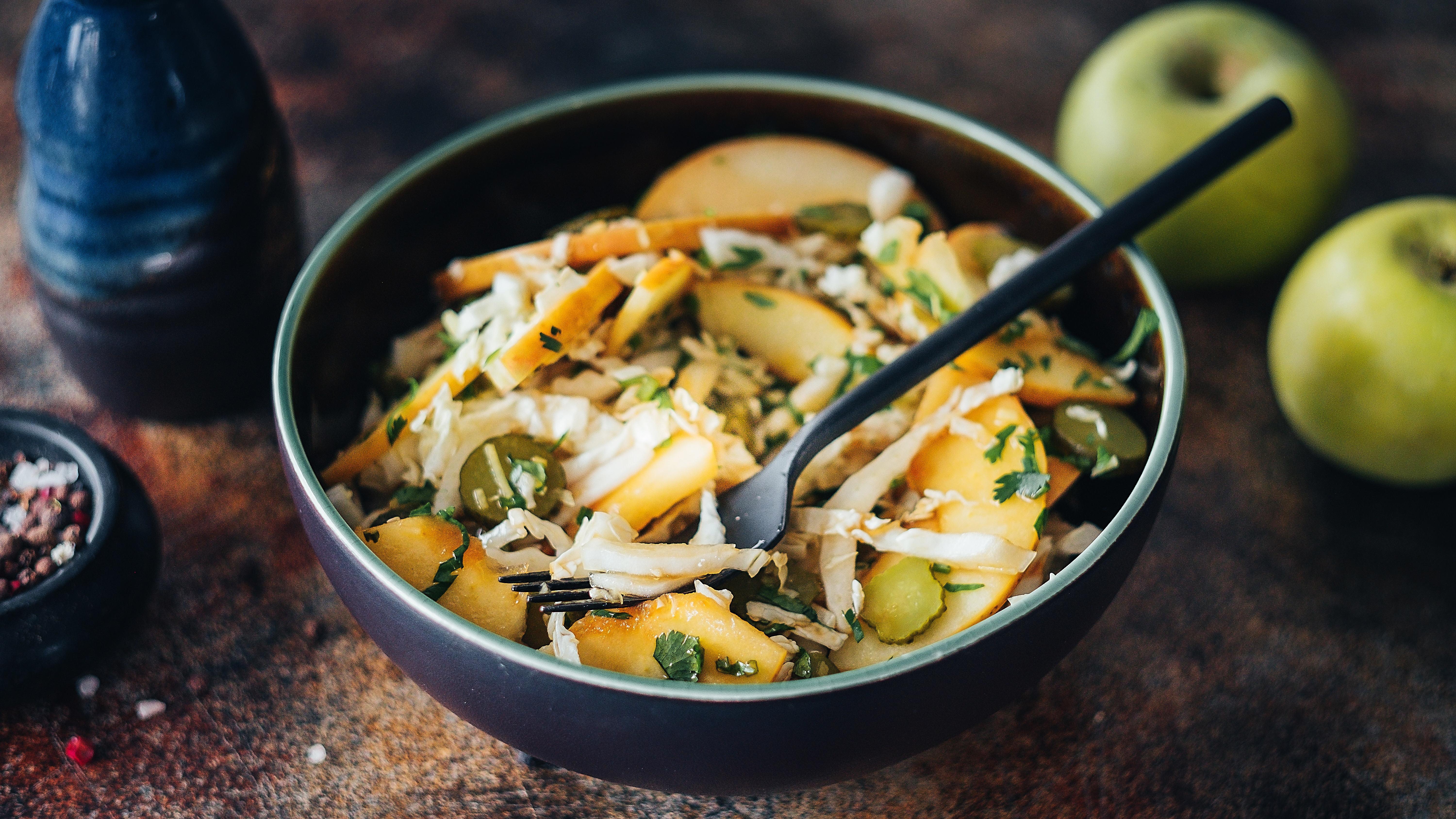 Поставить в холодильник на 10 мин. Посыпать кунжутом.