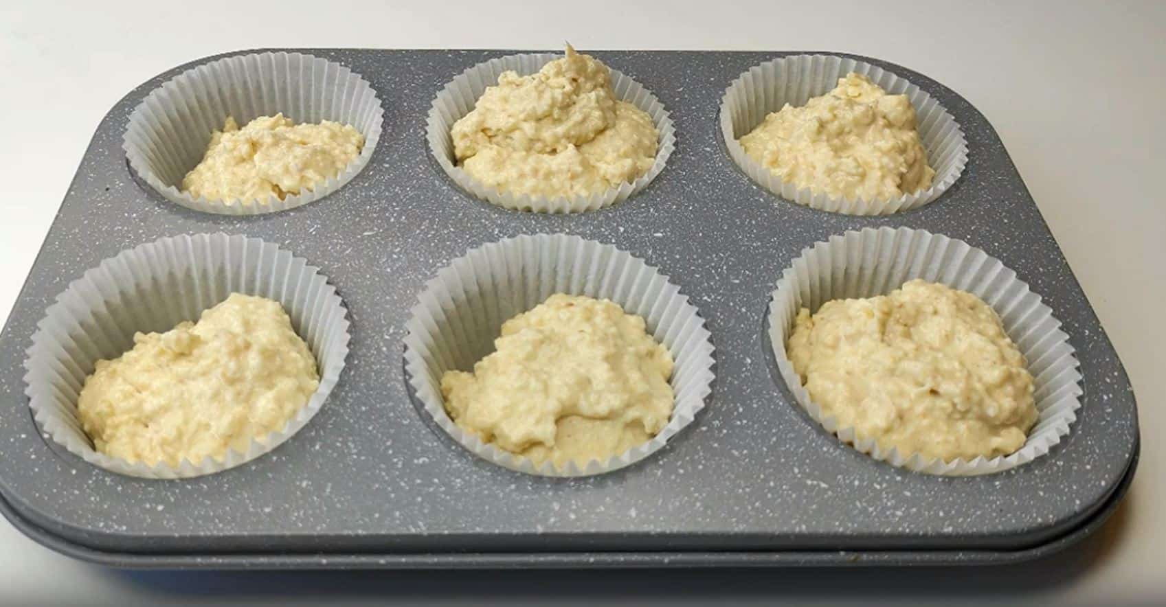 Дать настояться 5 минут и выложить в формочки. Запекать при 160 градусах 40 минут.