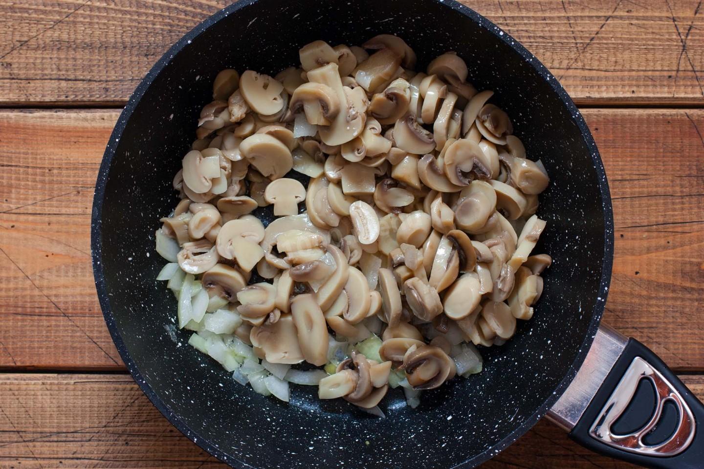 Репчатый нарезать полукольцами, а шампиньоны разрезать на 4 части. Добавить к филе.