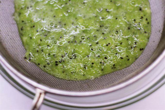 Добавьте лимонный сок и сахарозаменитель. Еще раз все взбейте.