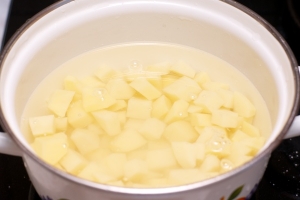 Картошечку варим в слегка подсоленной воде 10-15 минут. Он не должен перевариться! По окончании варки, откидываем картофель на дуршлаг, чтобы стекли излишки воды. Он должен быть сухим, но не холодным