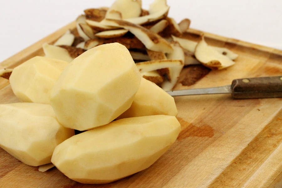 В кипящий бульон закинуть очищенный и довольно крупно порезанный картофель.
