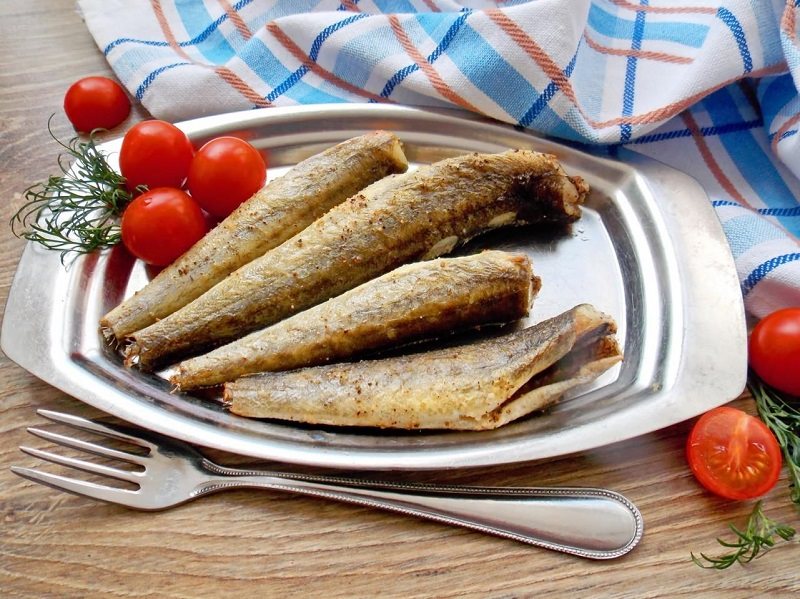 Сверху закройте форму фольгой. Это позволит остаться рыбе сочной и не высохнуть. Разогрейте духовку до температуры 180 градусов и поставьте в нее форму. Запекайте рыбу в течение 20 минут. Выньте форму из духовки, снимите фольгу и запекайте еще 5 минут. Пр