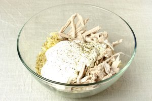 Все ингредиенты перемешать, полить сметаной, добавить по вкусу перец, соль