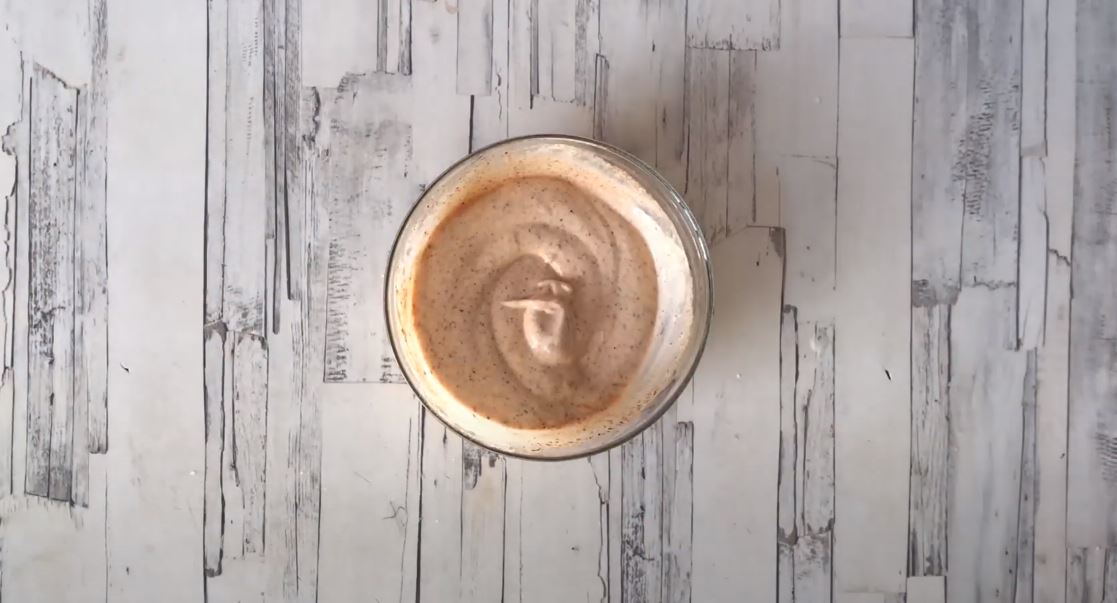 Сначала приготовим соус. Для этого нужно соединить майонез (чем плотнее, тем лучше), лимонный сок, специи для рыбы, паприку, соль, перец. Все перемешать до однородной массы.