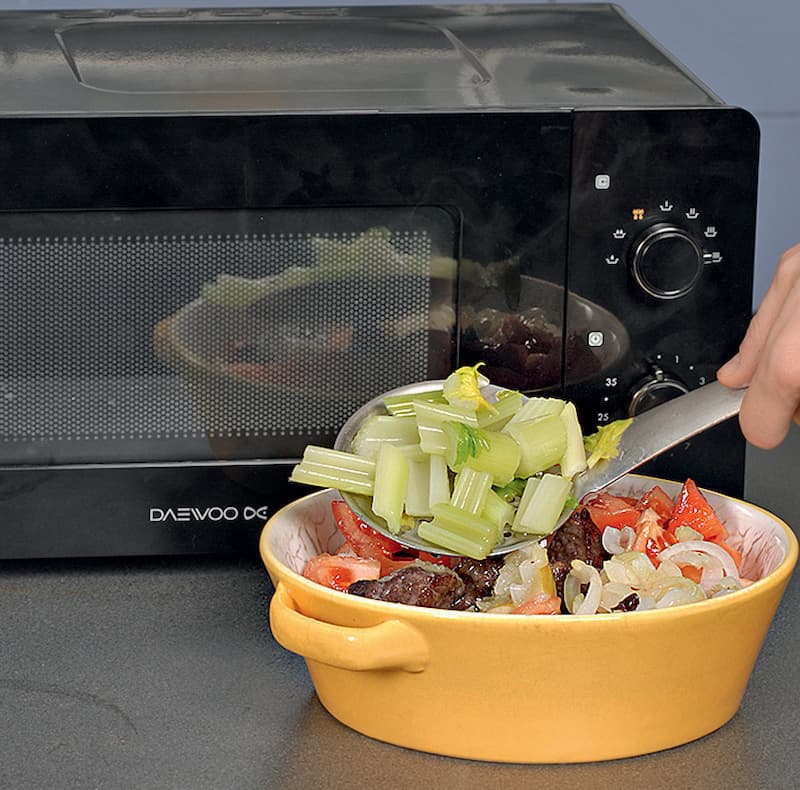 Влить в форму с мясом 1 стакан воды и поставить в микроволновую печь на 30 мин. при мощности 100%. Затем добавить обжаренный лук, сельдерей и помидоры, полить лимонным соком, приправить солью, перцем и мускатным орехом. Вернуть в микроволновую печь на 15 