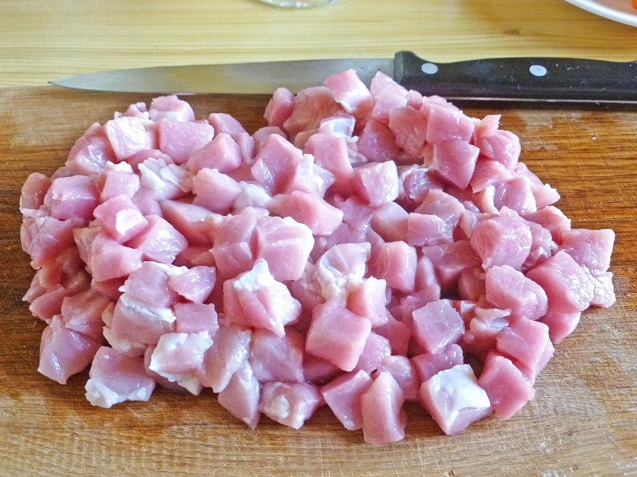 Мясо порезать кубиками 1 х 1 х 1 см. Лук тоже помельче покрошить, смешать с мясом. На раскаленную сковороду насыпаем соль и выкладываем мясо с луком. Обжариваем, скорее тушим (мяско очень быстро даст сок) минут 5.