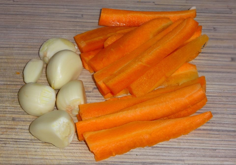 Натереть морковь (можно нарезать тонкими брусочками) и нарезала чеснок (7 зубчиков), каждый зубчик на 3-4 кусочка. 