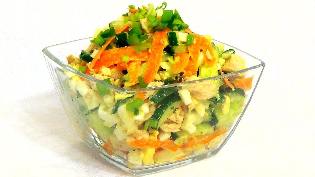 Заправьте салат, хорошо перемешайте и подавайте, украсив нарезанным луком. Приятного аппетита! 