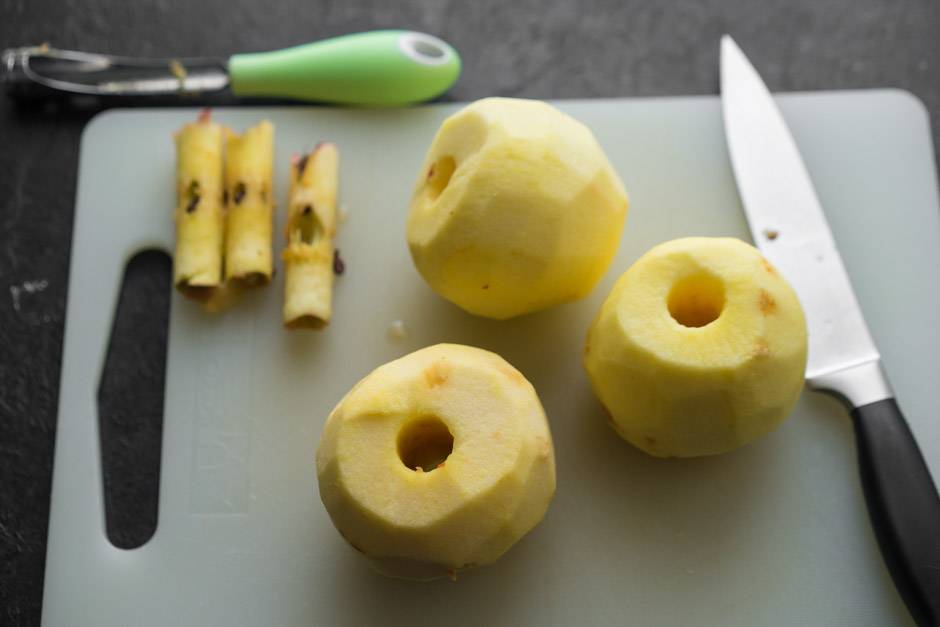 Нарезать яблоки на кусочки и подогреть в микроволновке. 
