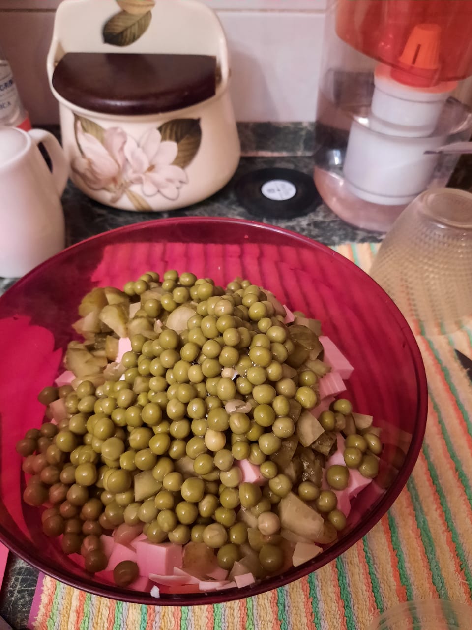 Добавляем зеленый горошек, солим, перчим.