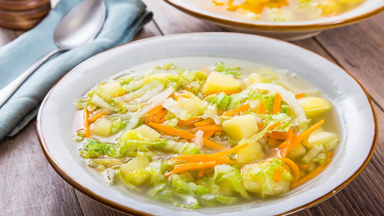 Рецепт куриного супа с капустой. Суп с пекинской капустой. Щи с пекинской капустой. Суп с пекинской капустой и курицей. Суп из китайской капусты.
