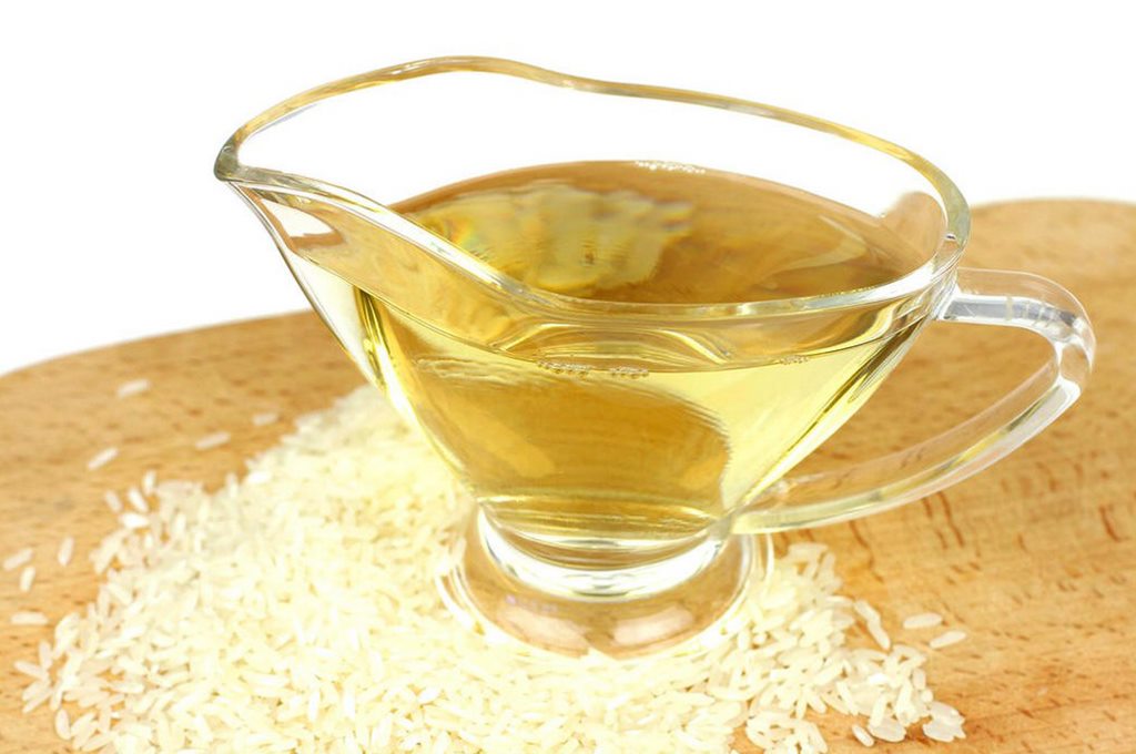 К огурцам добавляем рисовый уксус, сахар и чили-масло. 