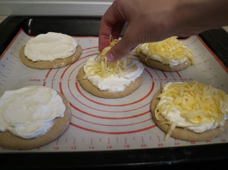 Выпекаем шаньги в разогретой духовке при 190–210 градусах около 20 минут. Шаньги готовы! Приятного аппетита!