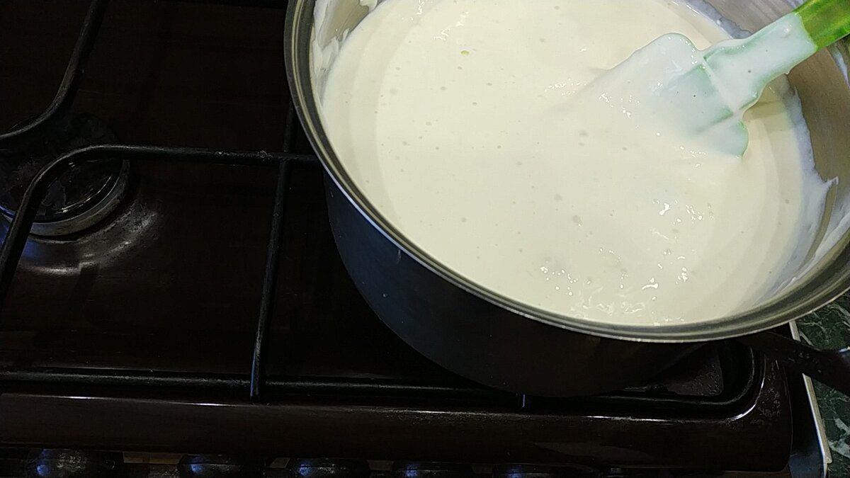 Нагреть в кастрюльке на медленном огне, постоянно помешивая. Когда творог начнет плавиться, добавить соль по вкусу, масло и укроп. 