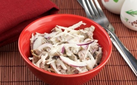 Салат с говядиной и редькой