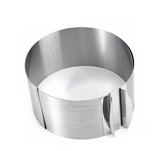 На тарелку или блюдо поставьте кулинарное кольцо (⍉ 12–14 см) и выложите в него салат. Хорошо утрамбуйте ложкой или донышком стакана. Уберите салат с кольцом в холодильник на 15 минут, чтобы он хорошо схватился.