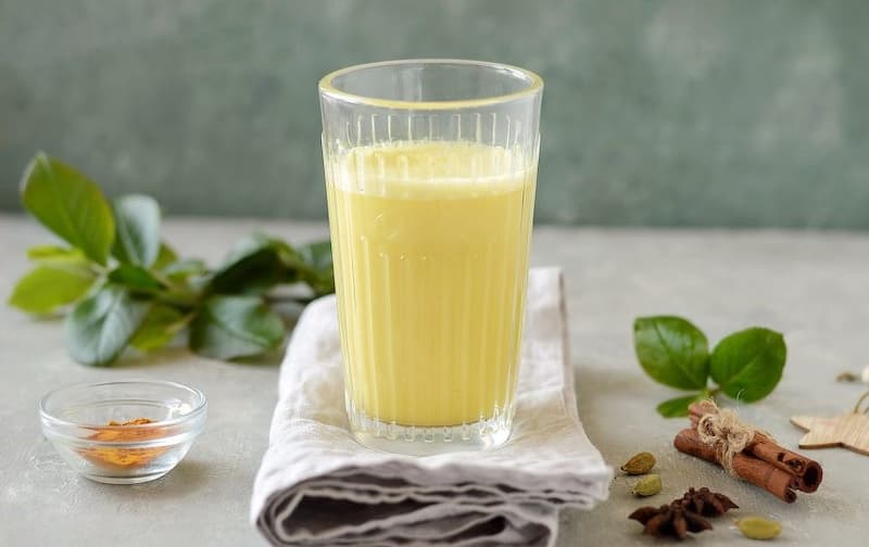 В кружку наливаем мед и сверху латте (обязательно, чтобы напиток был уже не горячим, не более 40 °С). Вкусный напиток готов! Употреблять можно как в теплом, так и в холодном виде.