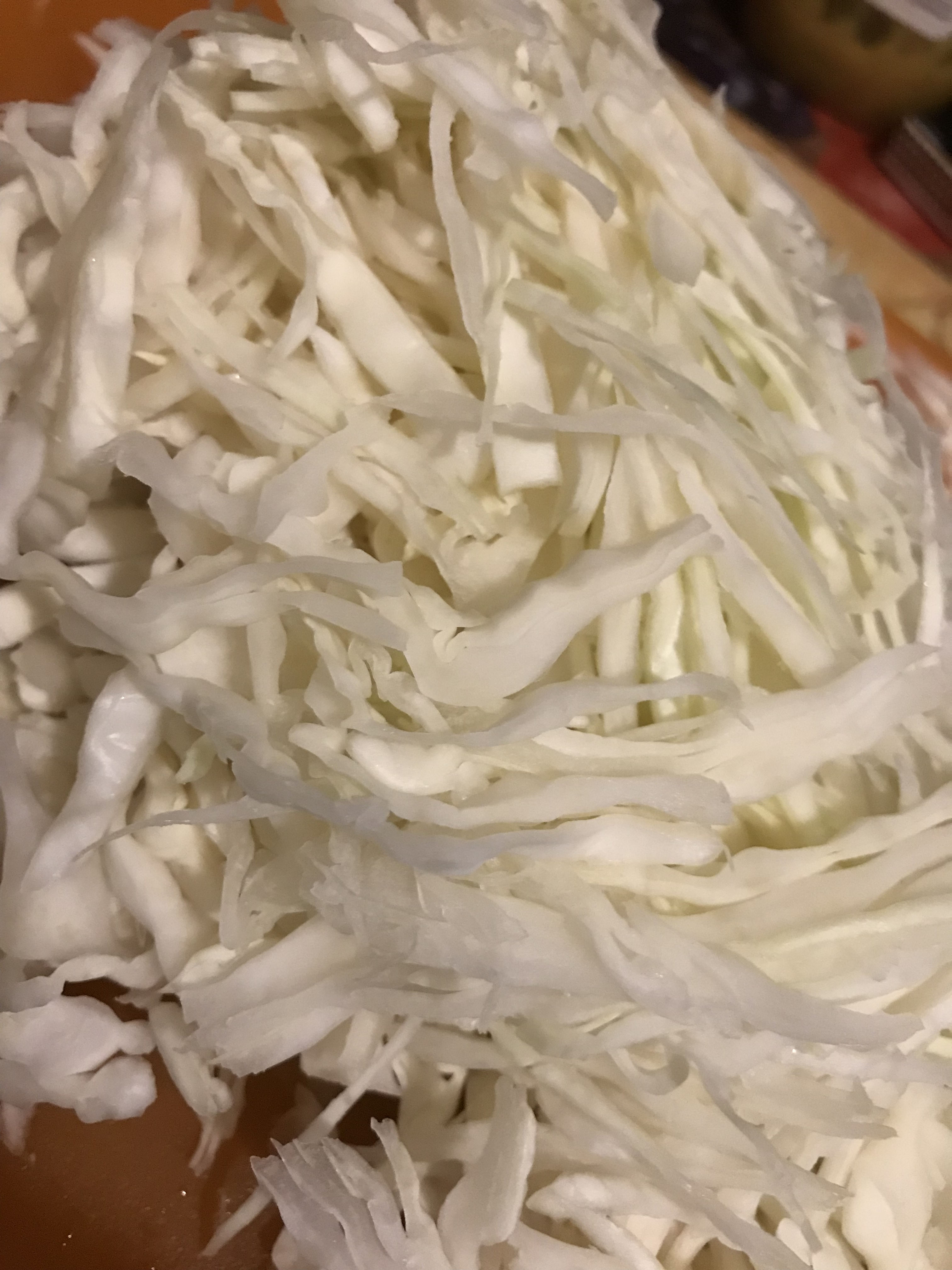 Шаг 1: подготовка овощей
Шинкуем тонко 1/4 кочана капусты ножом или специальной овощерезкой. Затем бланшируем. Две средние моркови натираем на тёрке. 