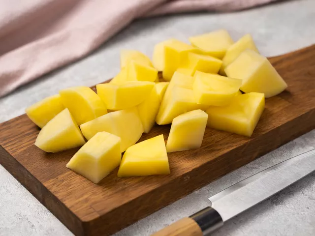 Нарежьте картофель произвольными кусочками.