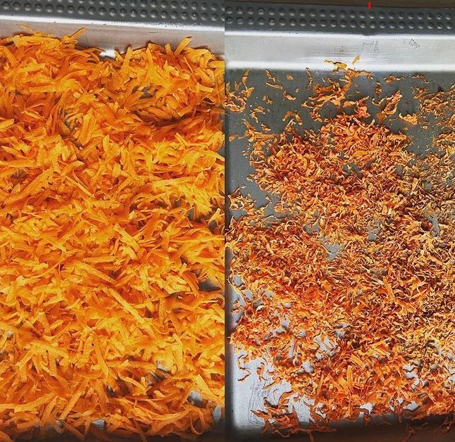 Берем одну столовую ложку зеленого или черного чая (кому какой больше нравится). И две столовые ложки сушеной моркови. Засыпаем в заварочный чайник или фрэнч-пресс. 