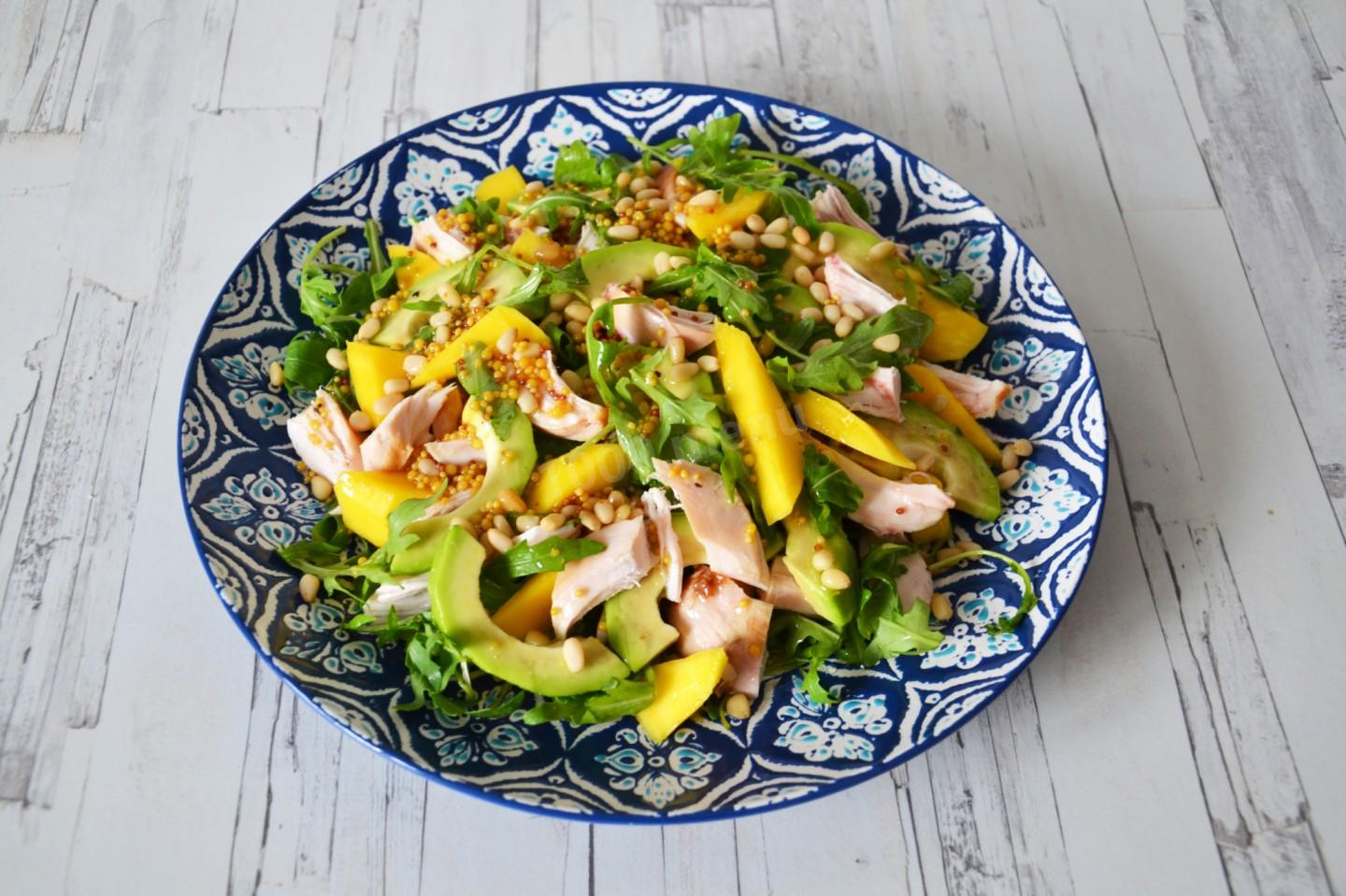 Зелень укропа и петрушки мелко нарезаем и добавляем в салат с авокадо, манго и курицей. Добавляем сок одного лимона, одну чайную ложку соли, половину чайной ложки чёрного молотого перца, 60 граммов оливкового или другого салатного масла по вкусу и тщатель